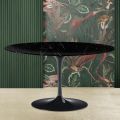 Mesa de centro Tulip Eero Saarinen H 41 com tampo oval em mármore preto Marquinia - Escarlate