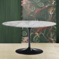 Mesa de centro oval Tulip Eero Saarinen H 41 com tampo de mármore arabesco fabricado na Itália - Escarlate