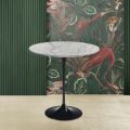 Mesa de centro Tulip Eero Saarinen H 52 em mármore Carrara Statuarietto fabricado na Itália - Escarlate