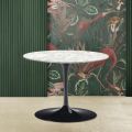 Mesa de centro oval Tulip Saarinen H 39 com tampo em mármore Carrara fabricado na Itália - Escarlate