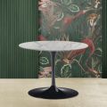 Mesa de centro oval Tulip Saarinen H 39 com tampo em mármore Carrara Statuarietto - Escarlate