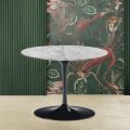 Mesa de centro redonda Tulip Saarinen H 41 com tampo de mármore arabesco fabricado na Itália - Escarlate