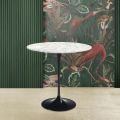 Mesa de centro Tulip Saarinen H 52 com tampo oval em mármore Carrara fabricado na Itália - Escarlate