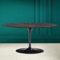 Mesa de centro oval Tulip Saarinen H 41 em cerâmica Noir Desire fabricada na Itália - Escarlate