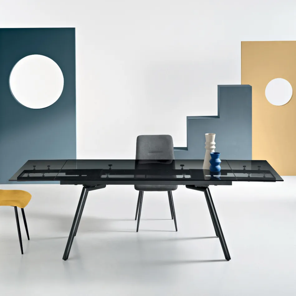 Mesa extensível 160/240x91 cm em vidro fumê e base de metal preto - Coluna Viadurini