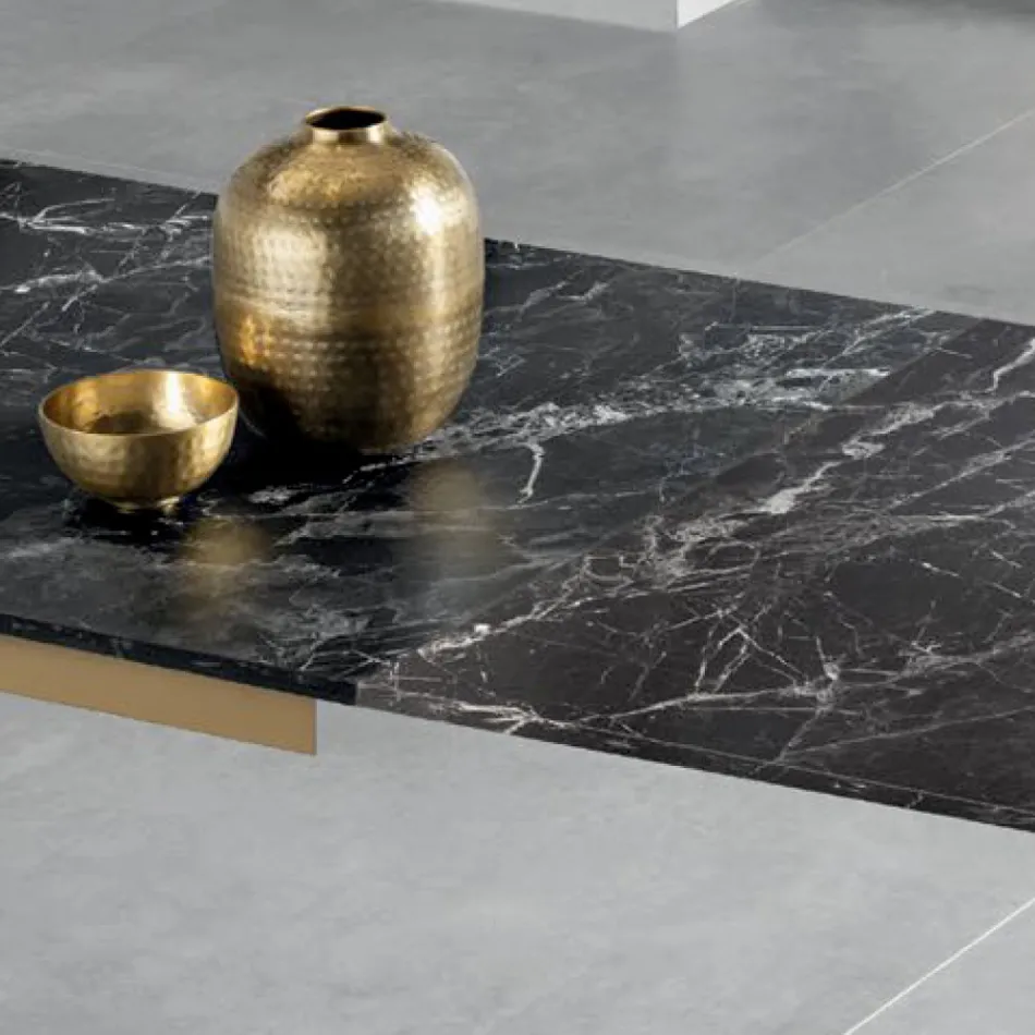 Mesa extensível com tampo laminado com efeito mármore escuro - Anis Viadurini