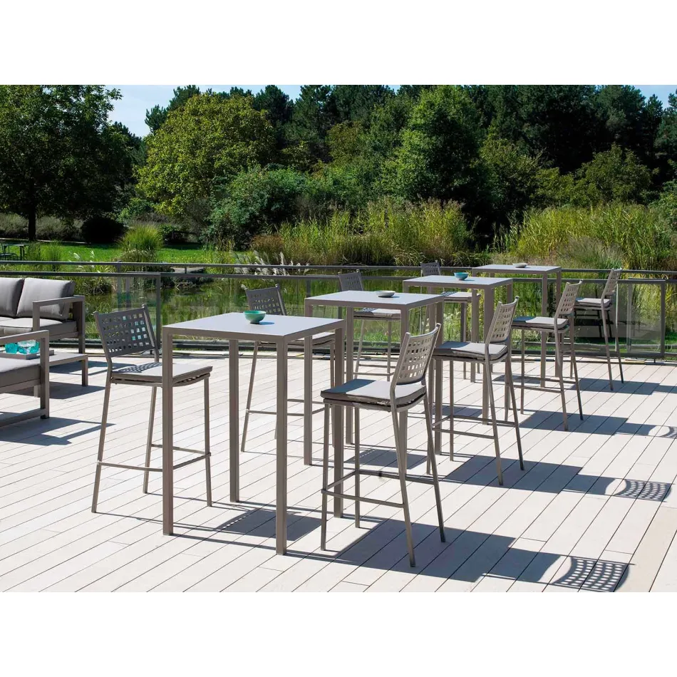 Mesa quadrada em metal pintado fabricada na Itália - Cuba Viadurini