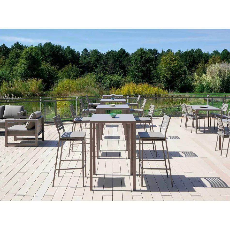 Mesa quadrada em metal pintado fabricada na Itália - Cuba Viadurini