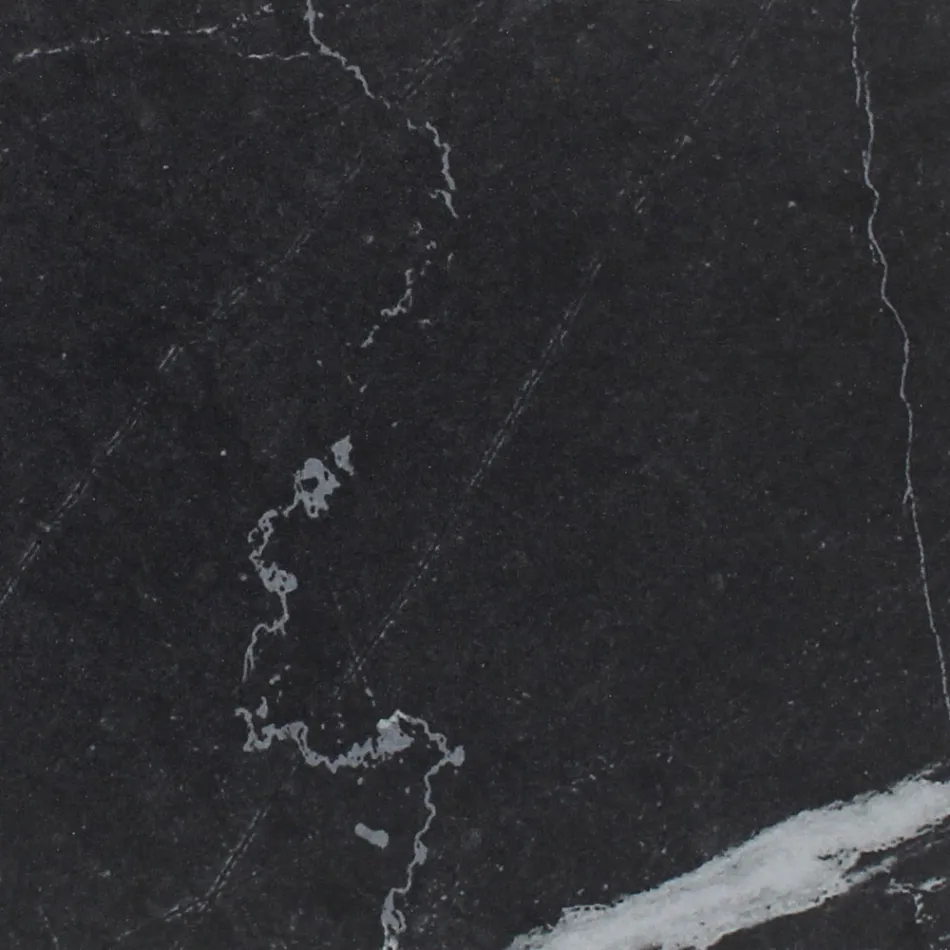 Mesa Externa com Base em Madeira e Tampo em Cerâmica Marquinia Preta - Infinity Viadurini