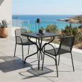Mesa de exterior Lirion em metal pintado, disponível em dois tamanhos, fabricada na Itália.