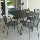 Mesa de exterior Lirion em metal pintado, disponível em dois tamanhos, fabricada na Itália. Viadurini