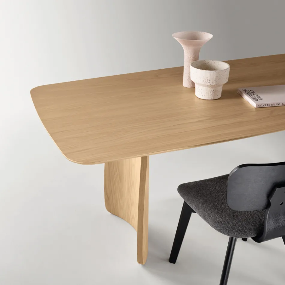 Mesa com efeito madeira e pés curvos, disponível em dois tamanhos e vários acabamentos - Argo Viadurini