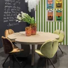 em mesa de carvalho escovado com acabamento em cera Andy Viadurini