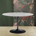 Mesa Tulipa Eero Saarinen H 74 com tampo redondo em mármore Carrara Statuarietto - Escarlate