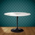 Mesa Tulipa de Eero Saarinen, redonda, 74 cm de altura, em cerâmica Aura 22, fabricada na Itália - cor escarlate