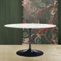Mesa Tulipa Saarinen H 74 com tampo oval em mármore de Carrara Made in Italy - Escarlate