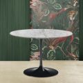 Mesa Tulipa Saarinen H 74 com tampo redondo em mármore Arabescato Made in Italy - Escarlate