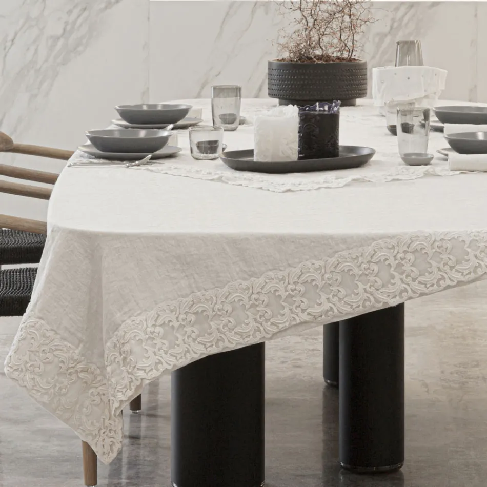 Toalha de mesa de linho branco ou manteiga com desenho retangular de renda Farnese - Kippel Viadurini