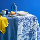 Toalha de mesa de linho estampada e lavável com um exuberante desenho floral - Caress Viadurini