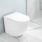 Vaso sanitário Aralia de cerâmica branca, montado no chão, com sistema ciclônico e assento de fechamento suave. Viadurini