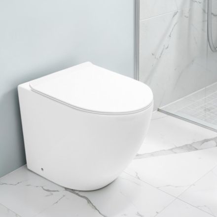 Vaso sanitário Aralia de cerâmica branca, montado no chão, com sistema ciclônico e assento de fechamento suave. Viadurini