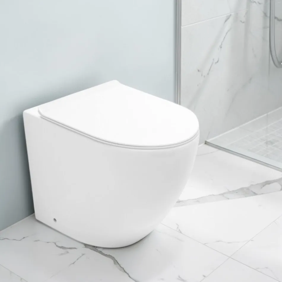 Vaso sanitário Aralia de cerâmica branca, montado no chão, com sistema ciclônico e assento de fechamento suave. Viadurini