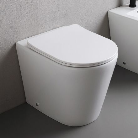Sanitário de chão com assento fino de fecho suave em cerâmica branca - Salice Viadurini
