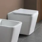 Vaso sanitário de chão com assento cerâmico de fechamento suave e design moderno - Giunco Viadurini
