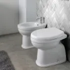 Vaso sanitário moderno de cerâmica branca para instalação no chão, com assento de poliéster - Sílica Viadurini