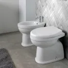 Sanitário de cerâmica para instalação no chão, com assento em poliéster e design moderno - Silica Viadurini