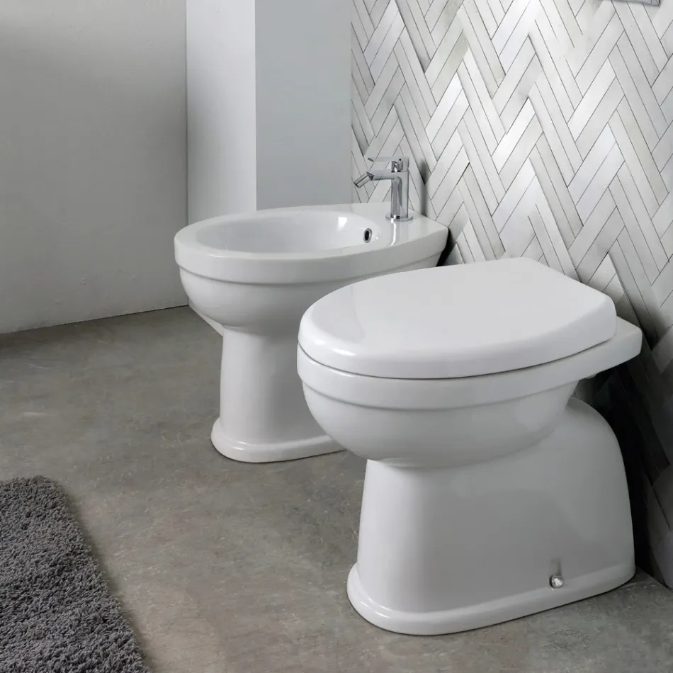 Sanitário de cerâmica para instalação no chão, com assento em poliéster e design moderno - Silica Viadurini