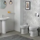 Sanitário de cerâmica para instalação no chão, com assento em poliéster e design moderno - Silica Viadurini