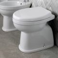 Sanitário de cerâmica de chão com assento de poliéster e design clássico - Silica