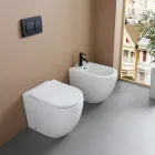 Sanitário de chão com assento de fecho suave em cerâmica branca - Elm Viadurini