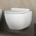 Vaso sanitário suspenso Aster em cerâmica branca, sem aro, com assento de fechamento suave.