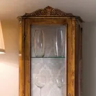 Vitrine de sala clássica em madeira de nogueira 1 porta fabricada na Itália - Ronald Viadurini