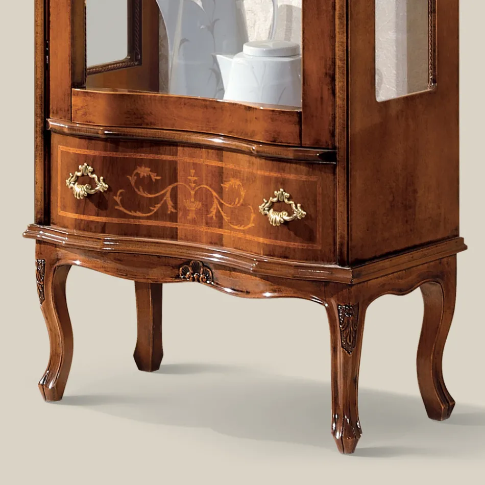 Vitrine de sala de estar clássica em madeira de nogueira com porta fabricada na Itália - Versaille Viadurini