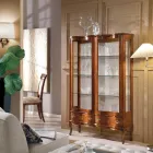 Vitrine de madeira estilo clássico com portas e gavetas feitas na Itália - Versaille Viadurini