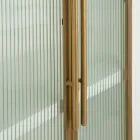 Vitrina de madeira com tampo e inserções arredondadas com 2 portas e 2 gavetas - Rachel Viadurini